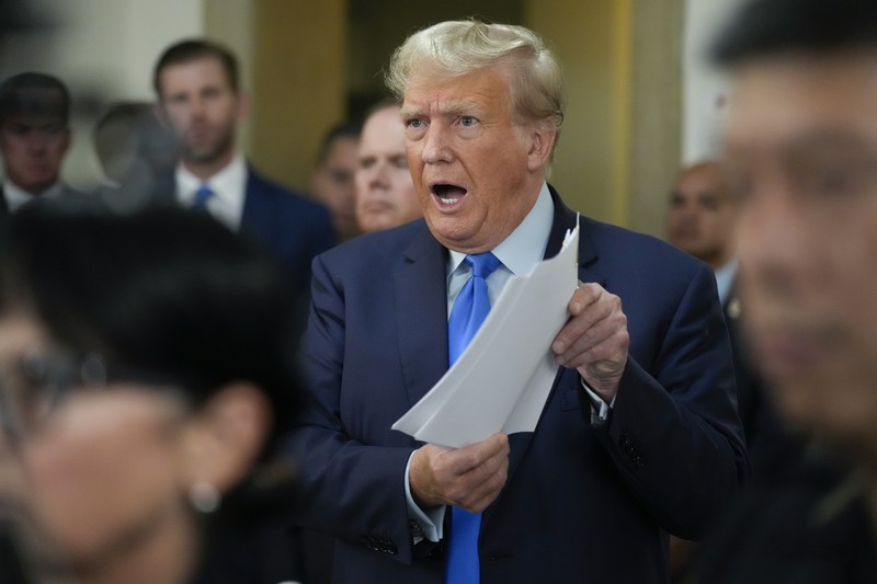 Mantan Presiden Donald Trump (tengah) duduk di ruang sidang Mahkamah Agung New York, Amerika Serikat, Senin (2/10/2023). (AP Photo/Seth Wenig, Pool) Mantan Presiden Donald Trump (tengah) duduk di ruang sidang Mahkamah Agung New York, Amerika Serikat, Senin (2/10/2023). (AP Photo/Seth Wenig, Pool)