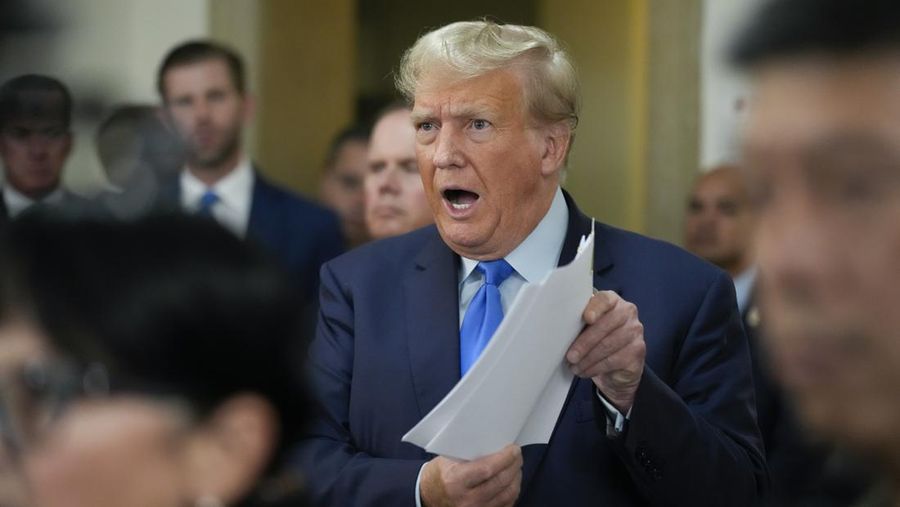 Mantan Presiden Donald Trump di ruang sidang Mahkamah Agung New York, Amerika Serikat, Senin (2/10/2023). (AP Photo/Seth Wenig)