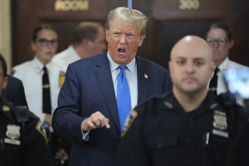 Mantan Presiden Donald Trump (tengah) duduk di ruang sidang Mahkamah Agung New York, Amerika Serikat, Senin (2/10/2023). (AP Photo/Seth Wenig, Pool)