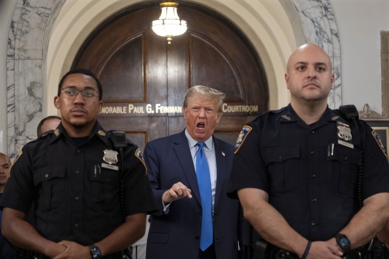 Mantan Presiden Donald Trump (tengah) duduk di ruang sidang Mahkamah Agung New York, Amerika Serikat, Senin (2/10/2023). (AP Photo/Seth Wenig, Pool) Mantan Presiden Donald Trump (tengah) duduk di ruang sidang Mahkamah Agung New York, Amerika Serikat, Senin (2/10/2023). (AP Photo/Seth Wenig, Pool)