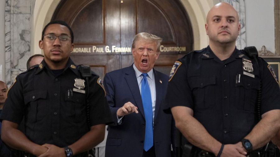 Mantan Presiden Donald Trump (tengah) duduk di ruang sidang Mahkamah Agung New York, Amerika Serikat, Senin (2/10/2023). (AP Photo/Seth Wenig, Pool)