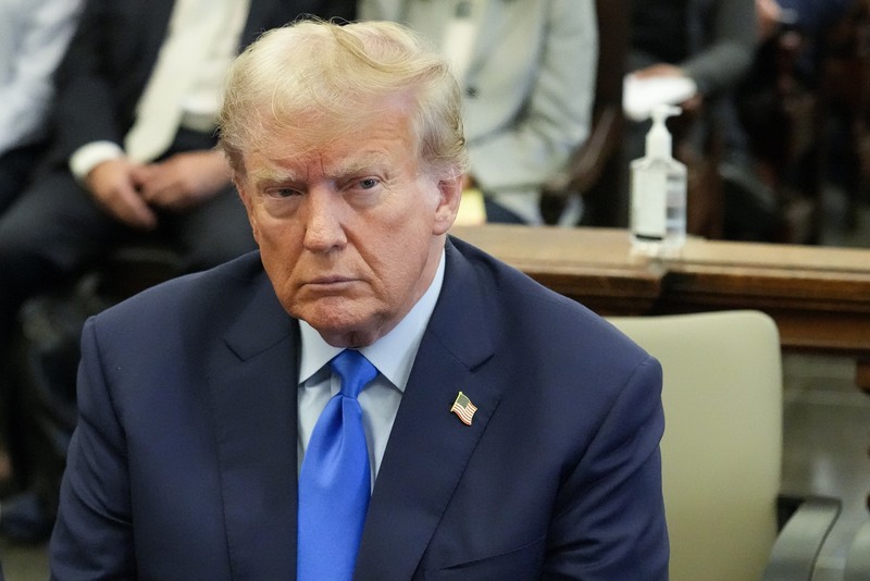 Mantan Presiden Donald Trump (tengah) duduk di ruang sidang Mahkamah Agung New York, Amerika Serikat, Senin (2/10/2023). (AP Photo/Seth Wenig, Pool) Mantan Presiden Donald Trump (tengah) duduk di ruang sidang Mahkamah Agung New York, Amerika Serikat, Senin (2/10/2023). (AP Photo/Seth Wenig, Pool)