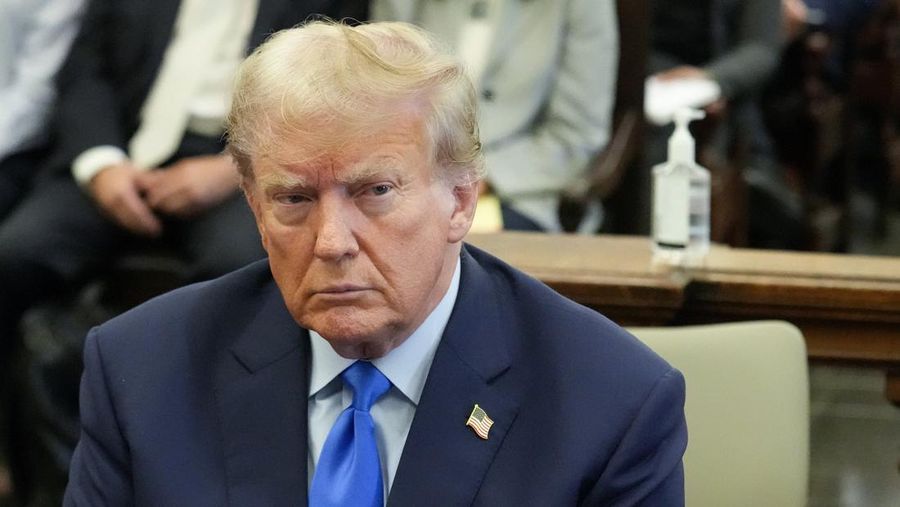 Mantan Presiden Donald Trump di ruang sidang Mahkamah Agung New York, Amerika Serikat, Senin (2/10/2023). (AP Photo/Seth Wenig)
