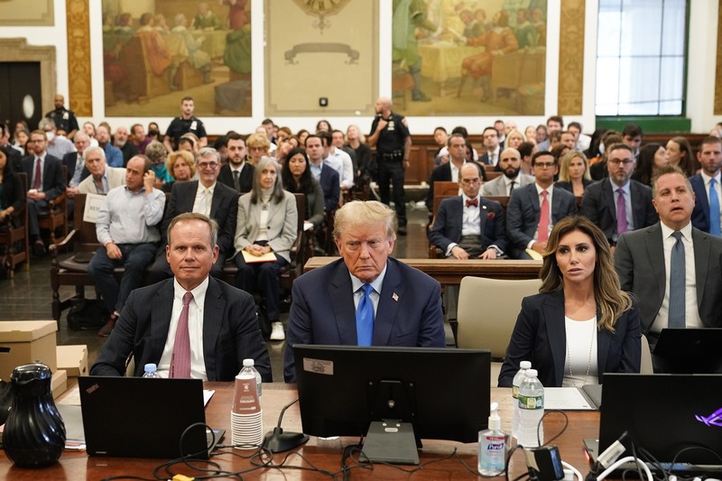 Mantan Presiden Donald Trump (tengah) duduk di ruang sidang Mahkamah Agung New York, Amerika Serikat, Senin (2/10/2023). (AP Photo/Seth Wenig, Pool) Mantan Presiden Donald Trump (tengah) duduk di ruang sidang Mahkamah Agung New York, Amerika Serikat, Senin (2/10/2023). (AP Photo/Seth Wenig, Pool)