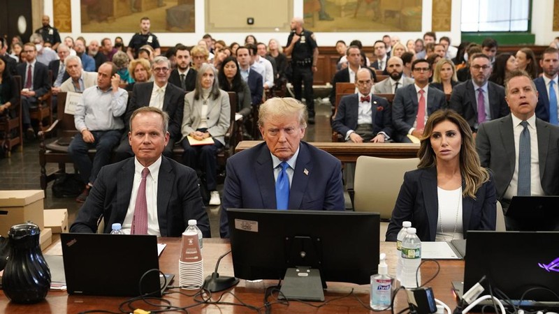 Mantan Presiden Donald Trump (tengah) duduk di ruang sidang Mahkamah Agung New York, Amerika Serikat, Senin (2/10/2023). (AP Photo/Seth Wenig, Pool)