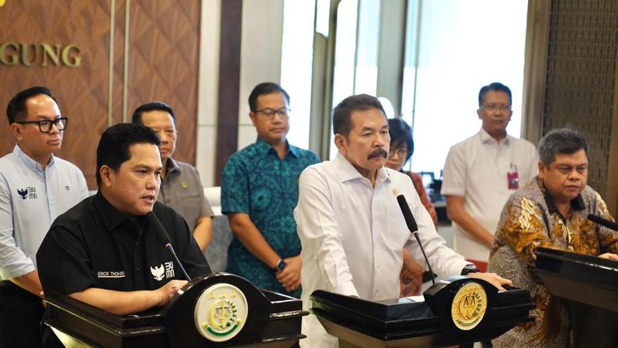 Menteri BUMN Erick Thohir melaporkan 4 dapen BUMN bermasalah kepada Jaksa Agung ST Burhanuddin di Kejaksaan Agung, Jakarta, Selasa (3/10/2023). (Dok. Istimewa)