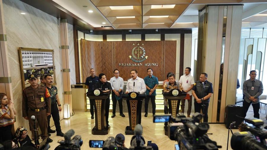 Menteri BUMN Erick Thohir melaporkan 4 dapen BUMN bermasalah kepada Jaksa Agung ST Burhanuddin di Kejaksaan Agung, Jakarta, Selasa (3/10/2023). (Dok. Istimewa)