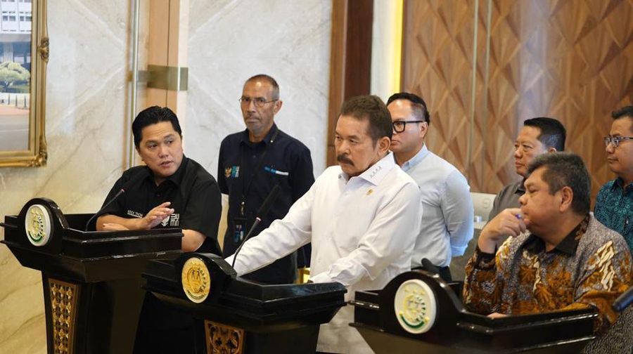 Menteri BUMN Erick Thohir melaporkan 4 dapen BUMN bermasalah kepada Jaksa Agung ST Burhanuddin di Kejaksaan Agung, Jakarta, Selasa (3/10/2023). (Dok. Istimewa)