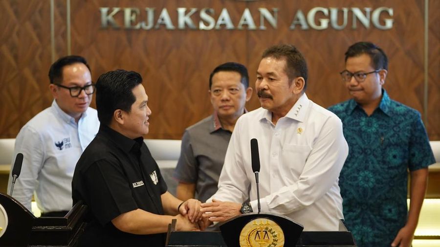 Menteri BUMN Erick Thohir melaporkan 4 dapen BUMN bermasalah kepada Jaksa Agung ST Burhanuddin di Kejaksaan Agung, Jakarta, Selasa (3/10/2023). (Dok. Istimewa)