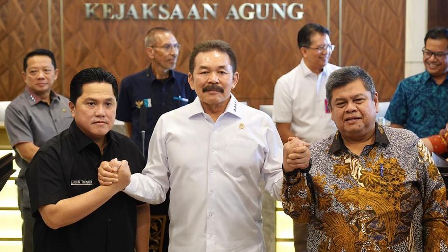 Menteri BUMN Erick Thohir melaporkan 4 dapen BUMN bermasalah kepada Jaksa Agung ST Burhanuddin di Kejaksaan Agung, Jakarta, Selasa (3/10/2023). (Dok. Istimewa)