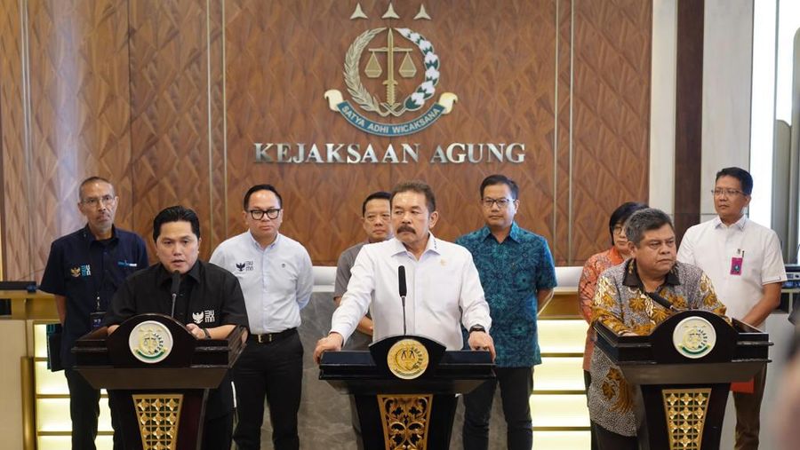 Menteri BUMN Erick Thohir melaporkan 4 dapen BUMN bermasalah kepada Jaksa Agung ST Burhanuddin di Kejaksaan Agung, Jakarta, Selasa (3/10/2023). (Dok. Istimewa)