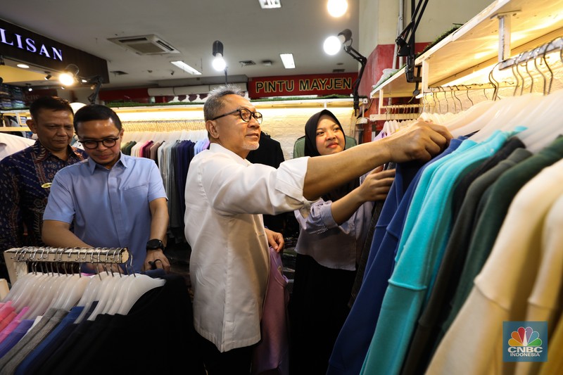 Menteri Perdagangan (Mendag) Zulkifli Hasan meninjau Pusat Grosir Cililtan (PGC), Selasa (3/10/2023). Setelah tiba di kawasan PGC pada pukul 11.00 WIB, Menteri yang akrab disapa Zulhas itu langsung menyapa dan mendatangi sejumlah toko para pedagang di PGC. Menteri Perdagangan (Mendag) Zulkifli Hasan meninjau Pusat Grosir Cililtan (PGC), Selasa (3/10/2023). Setelah tiba di kawasan PGC pada pukul 11.00 WIB, Menteri yang akrab disapa Zulhas itu langsung menyapa dan mendatangi sejumlah toko para pedagang di PGC. (CNBC Indonesia/Tri Susilo)