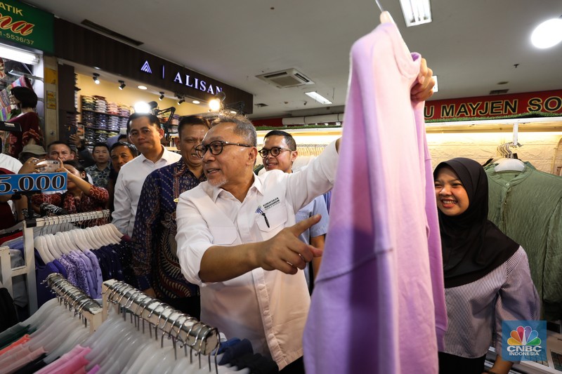 Menteri Perdagangan (Mendag) Zulkifli Hasan meninjau Pusat Grosir Cililtan (PGC), Selasa (3/10/2023). Setelah tiba di kawasan PGC pada pukul 11.00 WIB, Menteri yang akrab disapa Zulhas itu langsung menyapa dan mendatangi sejumlah toko para pedagang di PGC. Menteri Perdagangan (Mendag) Zulkifli Hasan meninjau Pusat Grosir Cililtan (PGC), Selasa (3/10/2023). Setelah tiba di kawasan PGC pada pukul 11.00 WIB, Menteri yang akrab disapa Zulhas itu langsung menyapa dan mendatangi sejumlah toko para pedagang di PGC. (CNBC Indonesia/Tri Susilo)