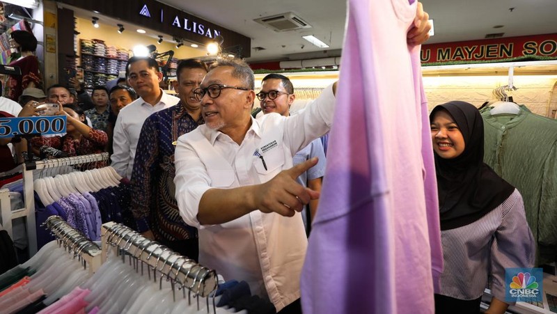 Menteri Perdagangan (Mendag) Zulkifli Hasan meninjau Pusat Grosir Cililtan (PGC), Selasa (3/10/2023). Setelah tiba di kawasan PGC pada pukul 11.00 WIB, Menteri yang akrab disapa Zulhas itu langsung menyapa dan mendatangi sejumlah toko para pedagang di PGC. (CNBC Indonesia/Tri Susilo)