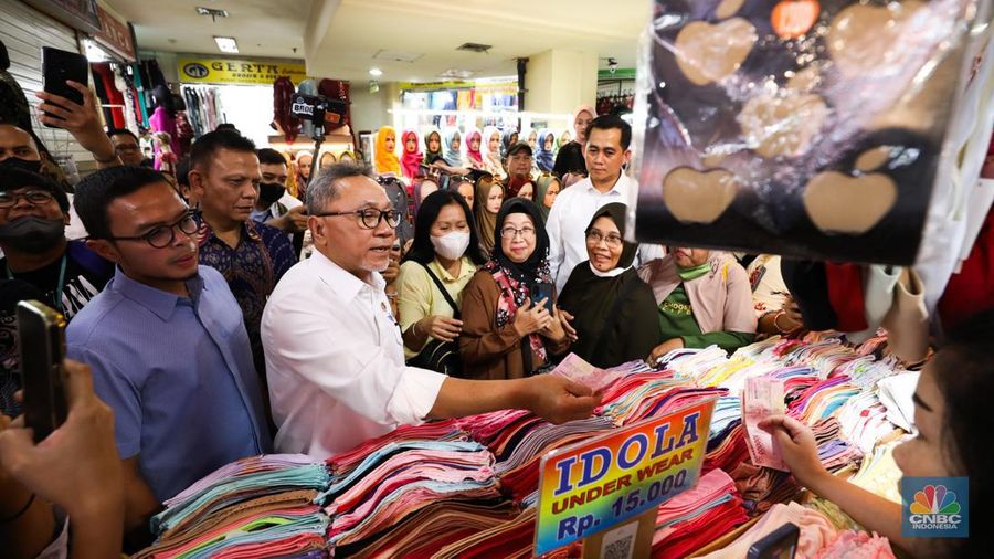 Menteri Perdagangan (Mendag) Zulkifli Hasan meninjau Pusat Grosir Cililtan (PGC), Selasa (3/10/2023). Setelah tiba di kawasan PGC pada pukul 11.00 WIB, Menteri yang akrab disapa Zulhas itu langsung menyapa dan mendatangi sejumlah toko para pedagang di PGC. (CNBC Indonesia/Tri Susilo)