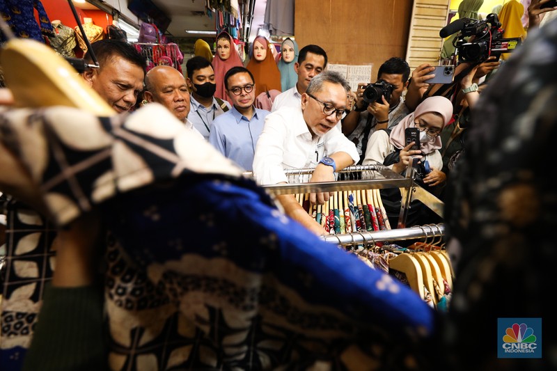 Menteri Perdagangan (Mendag) Zulkifli Hasan meninjau Pusat Grosir Cililtan (PGC), Selasa (3/10/2023). Setelah tiba di kawasan PGC pada pukul 11.00 WIB, Menteri yang akrab disapa Zulhas itu langsung menyapa dan mendatangi sejumlah toko para pedagang di PGC. Menteri Perdagangan (Mendag) Zulkifli Hasan meninjau Pusat Grosir Cililtan (PGC), Selasa (3/10/2023). Setelah tiba di kawasan PGC pada pukul 11.00 WIB, Menteri yang akrab disapa Zulhas itu langsung menyapa dan mendatangi sejumlah toko para pedagang di PGC. (CNBC Indonesia/Tri Susilo)