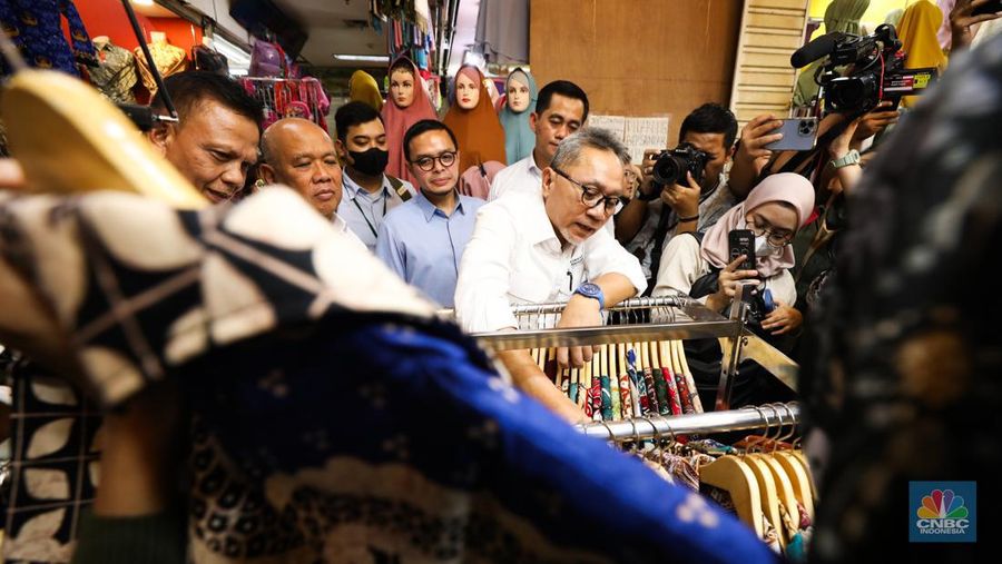 Menteri Perdagangan (Mendag) Zulkifli Hasan meninjau Pusat Grosir Cililtan (PGC), Selasa (3/10/2023). Setelah tiba di kawasan PGC pada pukul 11.00 WIB, Menteri yang akrab disapa Zulhas itu langsung menyapa dan mendatangi sejumlah toko para pedagang di PGC. (CNBC Indonesia/Tri Susilo)