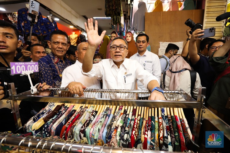 Menteri Perdagangan (Mendag) Zulkifli Hasan meninjau Pusat Grosir Cililtan (PGC), Selasa (3/10/2023). Setelah tiba di kawasan PGC pada pukul 11.00 WIB, Menteri yang akrab disapa Zulhas itu langsung menyapa dan mendatangi sejumlah toko para pedagang di PGC. Menteri Perdagangan (Mendag) Zulkifli Hasan meninjau Pusat Grosir Cililtan (PGC), Selasa (3/10/2023). Setelah tiba di kawasan PGC pada pukul 11.00 WIB, Menteri yang akrab disapa Zulhas itu langsung menyapa dan mendatangi sejumlah toko para pedagang di PGC. (CNBC Indonesia/Tri Susilo)