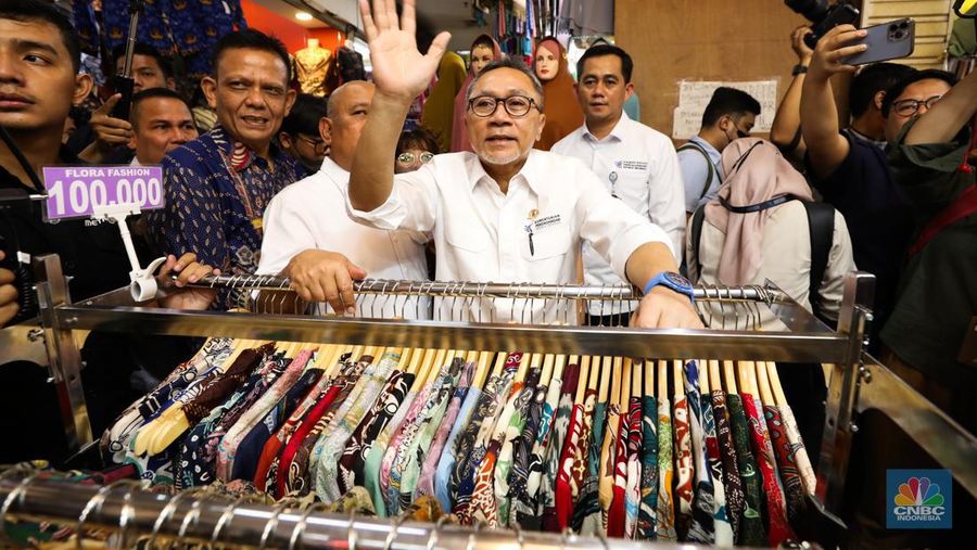 Menteri Perdagangan (Mendag) Zulkifli Hasan meninjau Pusat Grosir Cililtan (PGC), Selasa (3/10/2023). Setelah tiba di kawasan PGC pada pukul 11.00 WIB, Menteri yang akrab disapa Zulhas itu langsung menyapa dan mendatangi sejumlah toko para pedagang di PGC. (CNBC Indonesia/Tri Susilo)