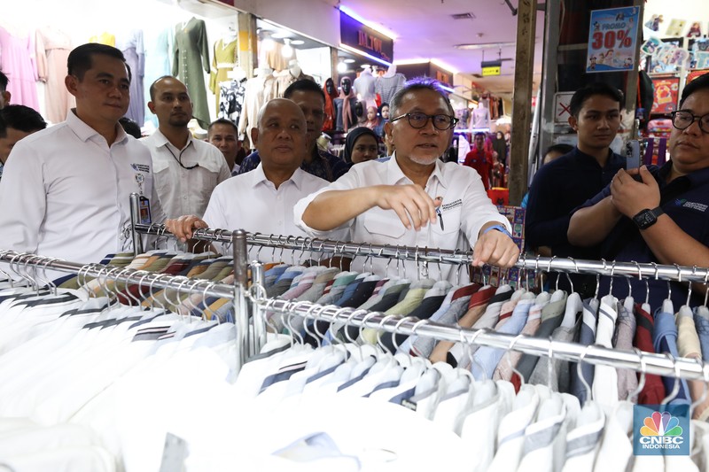 Menteri Perdagangan (Mendag) Zulkifli Hasan meninjau Pusat Grosir Cililtan (PGC), Selasa (3/10/2023). Setelah tiba di kawasan PGC pada pukul 11.00 WIB, Menteri yang akrab disapa Zulhas itu langsung menyapa dan mendatangi sejumlah toko para pedagang di PGC. Menteri Perdagangan (Mendag) Zulkifli Hasan meninjau Pusat Grosir Cililtan (PGC), Selasa (3/10/2023). Setelah tiba di kawasan PGC pada pukul 11.00 WIB, Menteri yang akrab disapa Zulhas itu langsung menyapa dan mendatangi sejumlah toko para pedagang di PGC. (CNBC Indonesia/Tri Susilo)