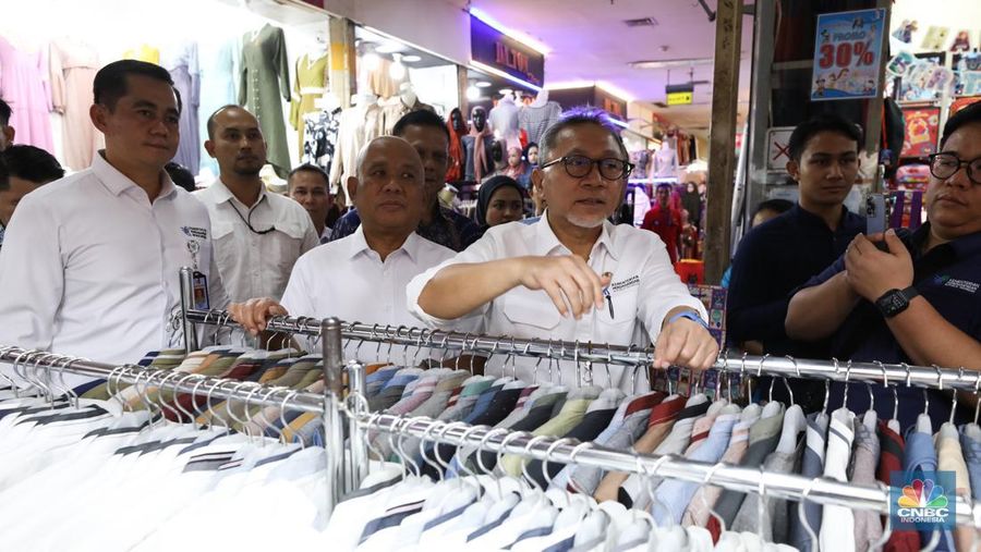Menteri Perdagangan (Mendag) Zulkifli Hasan meninjau Pusat Grosir Cililtan (PGC), Selasa (3/10/2023). Setelah tiba di kawasan PGC pada pukul 11.00 WIB, Menteri yang akrab disapa Zulhas itu langsung menyapa dan mendatangi sejumlah toko para pedagang di PGC. (CNBC Indonesia/Tri Susilo)
