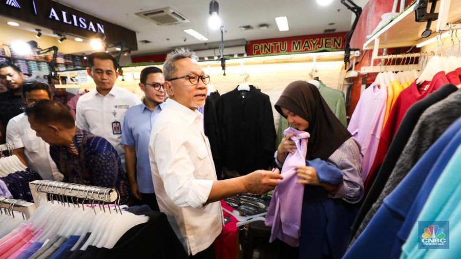 Menteri Perdagangan (Mendag) Zulkifli Hasan meninjau Pusat Grosir Cililtan (PGC), Selasa (3/10/2023). Setelah tiba di kawasan PGC pada pukul 11.00 WIB, Menteri yang akrab disapa Zulhas itu langsung menyapa dan mendatangi sejumlah toko para pedagang di PGC. (CNBC Indonesia/Tri Susilo)