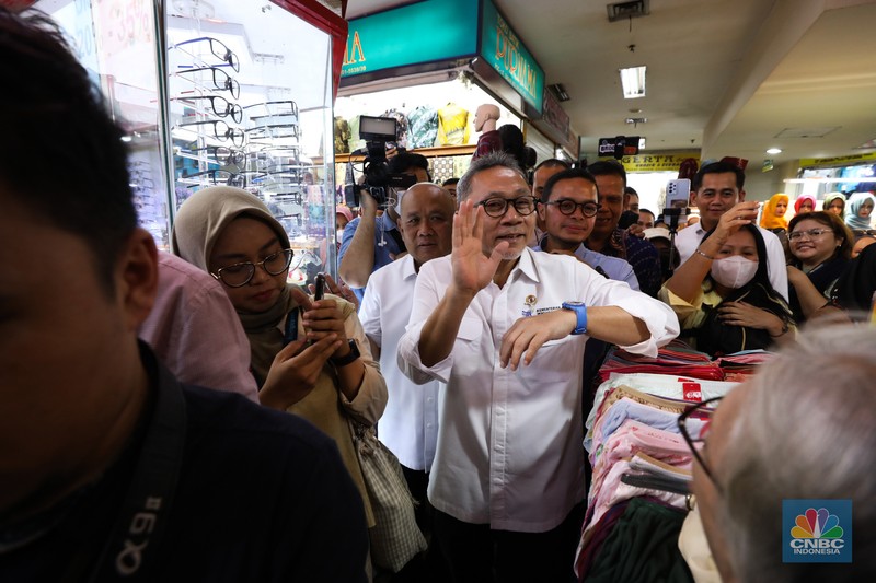 Menteri Perdagangan (Mendag) Zulkifli Hasan meninjau Pusat Grosir Cililtan (PGC), Selasa (3/10/2023). Setelah tiba di kawasan PGC pada pukul 11.00 WIB, Menteri yang akrab disapa Zulhas itu langsung menyapa dan mendatangi sejumlah toko para pedagang di PGC. (CNBC Indonesia/Tri Susilo)