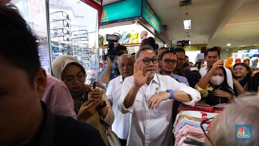 Menteri Perdagangan (Mendag) Zulkifli Hasan meninjau Pusat Grosir Cililtan (PGC), Selasa (3/10/2023). Setelah tiba di kawasan PGC pada pukul 11.00 WIB, Menteri yang akrab disapa Zulhas itu langsung menyapa dan mendatangi sejumlah toko para pedagang di PGC. (CNBC Indonesia/Tri Susilo)