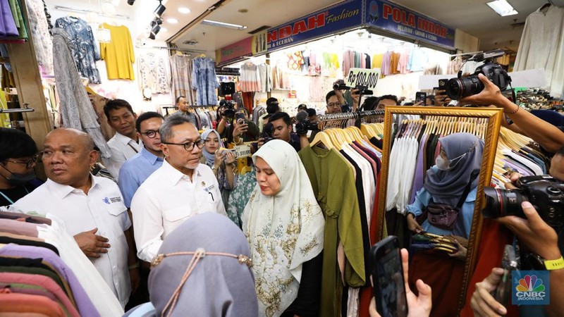 Menteri Perdagangan (Mendag) Zulkifli Hasan meninjau Pusat Grosir Cililtan (PGC), Selasa (3/10/2023). Setelah tiba di kawasan PGC pada pukul 11.00 WIB, Menteri yang akrab disapa Zulhas itu langsung menyapa dan mendatangi sejumlah toko para pedagang di PGC. (CNBC Indonesia/Tri Susilo)