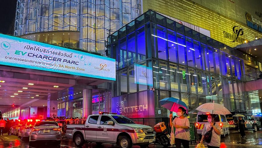 Pengunjung mengungsi dari pusat perbelanjaan di Bangkok, Thailand, Selasa, 3 Oktober 2023. Ratusan pembeli meninggalkan pusat perbelanjaan besar di pusat ibu kota Thailand, Bangkok pada Selasa sore setelah terdengar suara tembakan di dalam. (AP Photo/Sakchai Lalit)