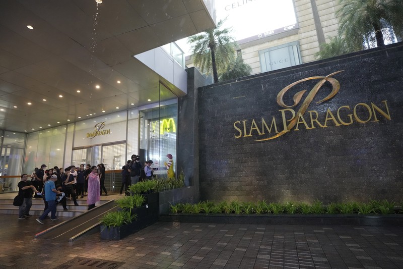 Pengunjung mengungsi dari pusat perbelanjaan di Bangkok, Thailand, Selasa, 3 Oktober 2023. Ratusan pembeli meninggalkan pusat perbelanjaan besar di pusat ibu kota Thailand, Bangkok pada Selasa sore setelah terdengar suara tembakan di dalam. (AP Photo/Sakchai Lalit)