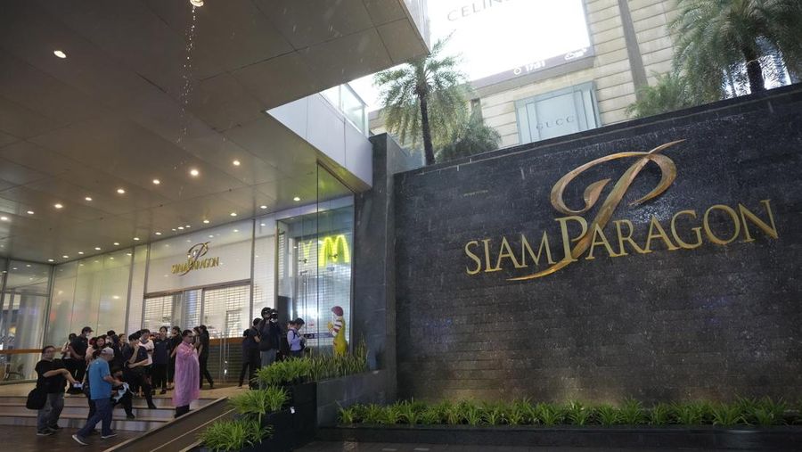 Pengunjung mengungsi dari pusat perbelanjaan di Bangkok, Thailand, Selasa, 3 Oktober 2023. Ratusan pembeli meninggalkan pusat perbelanjaan besar di pusat ibu kota Thailand, Bangkok pada Selasa sore setelah terdengar suara tembakan di dalam. (AP Photo/Sakchai Lalit)