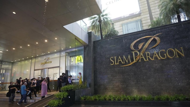 Pengunjung mengungsi dari pusat perbelanjaan di Bangkok, Thailand, Selasa, 3 Oktober 2023. Ratusan pembeli meninggalkan pusat perbelanjaan besar di pusat ibu kota Thailand, Bangkok pada Selasa sore setelah terdengar suara tembakan di dalam. (AP Photo/Sakchai Lalit)