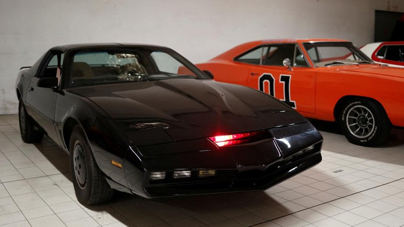 Pemandangan replika DeLorean DMC-12 yang ditampilkan dalam film Back to the Future di antara kendaraan legendaris dan replika mobil dari dunia perfilman dan televisi yang dipajang di museum Pop Central di Etrechy, dekat Paris, Prancis, 17 September 2023. (REUTERS/Noemie Olive)