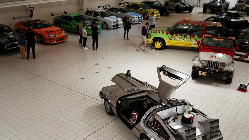 Pemandangan replika DeLorean DMC-12 yang ditampilkan dalam film Back to the Future di antara kendaraan legendaris dan replika mobil dari dunia perfilman dan televisi yang dipajang di museum Pop Central di Etrechy, dekat Paris, Prancis, 17 September 2023. (REUTERS/Noemie Olive)