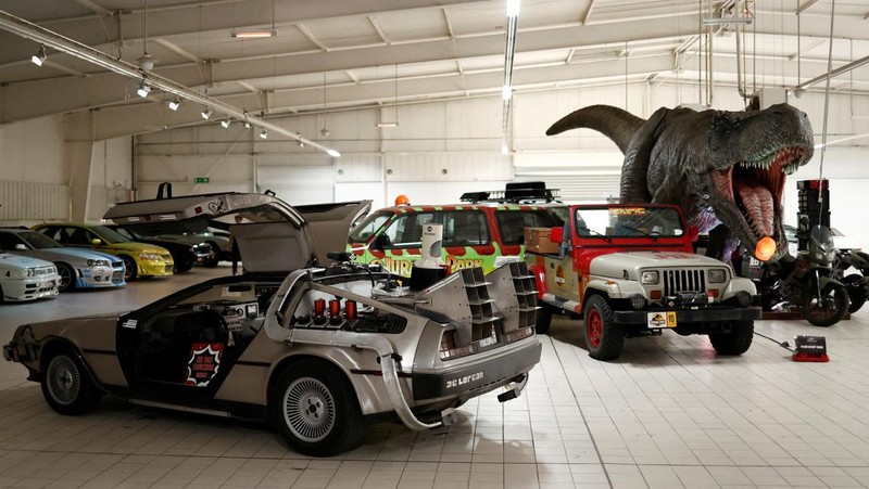 Pemandangan replika DeLorean DMC-12 yang ditampilkan dalam film Back to the Future di antara kendaraan legendaris dan replika mobil dari dunia perfilman dan televisi yang dipajang di museum Pop Central di Etrechy, dekat Paris, Prancis, 17 September 2023. (REUTERS/Noemie Olive)