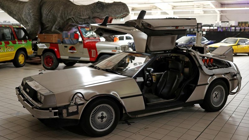 Pemandangan replika DeLorean DMC-12 yang ditampilkan dalam film Back to the Future di antara kendaraan legendaris dan replika mobil dari dunia perfilman dan televisi yang dipajang di museum Pop Central di Etrechy, dekat Paris, Prancis, 17 September 2023. (REUTERS/Noemie Olive)