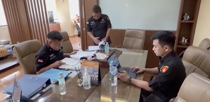 Penggeledahan dan pemeriksaan berkas kasus impor gula. (Dok Kejagung)