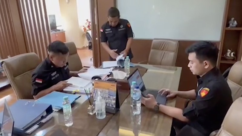 Penggeledahan dan pemeriksaan berkas kasus impor gula. (Dok Kejagung)