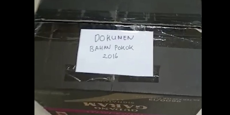 Penggeledahan dan pemeriksaan berkas kasus impor gula. (Dok Kejagung)
