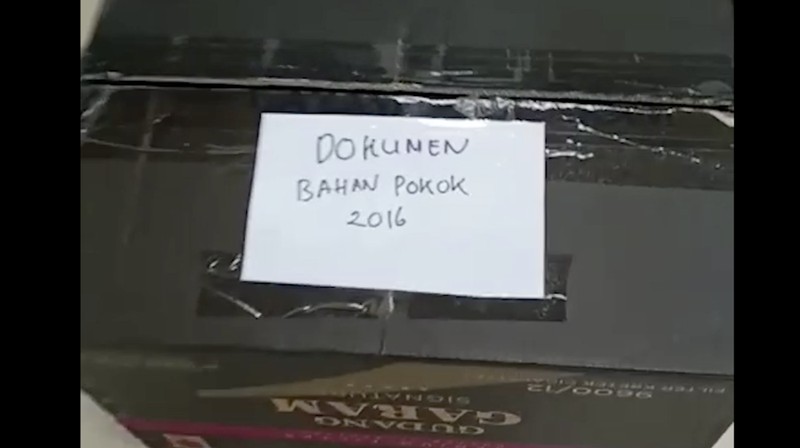 Penggeledahan dan pemeriksaan berkas kasus impor gula. (Dok Kejagung)