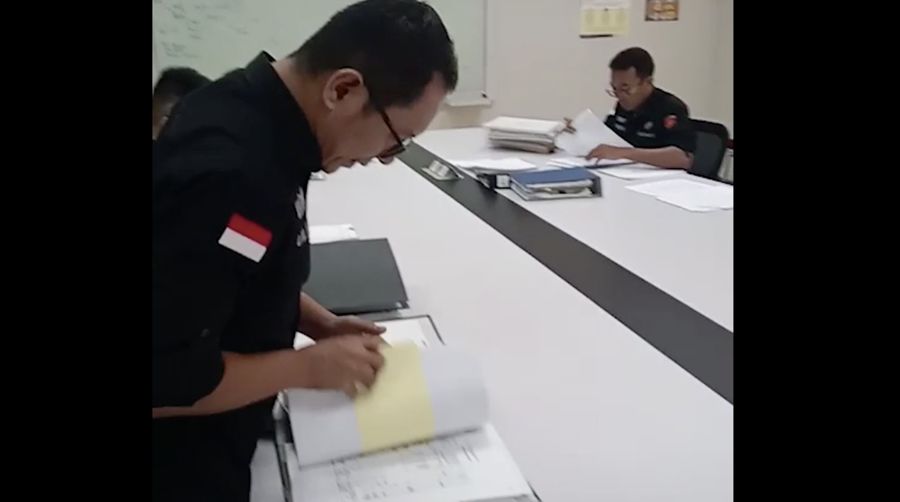 Penggeledahan dan pemeriksaan berkas kasus impor gula. (Dok Kejagung)