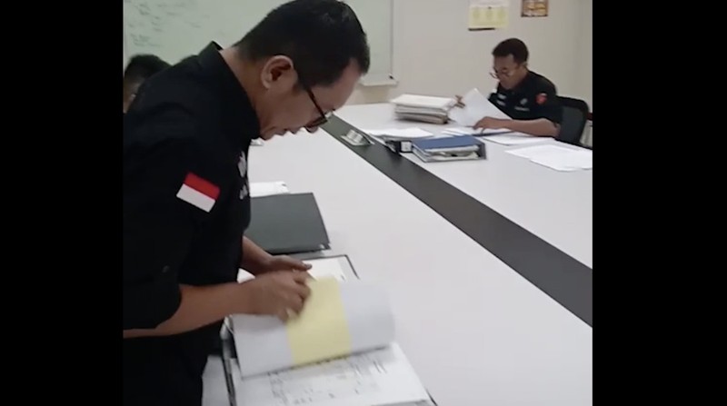 Penggeledahan dan pemeriksaan berkas kasus impor gula. (Dok Kejagung)