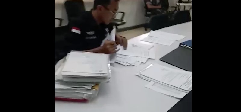 Penggeledahan dan pemeriksaan berkas kasus impor gula. (Dok Kejagung)