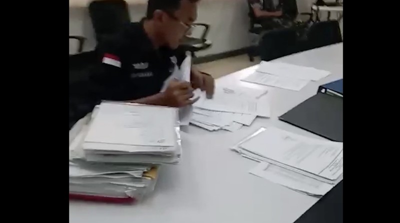 Penggeledahan dan pemeriksaan berkas kasus impor gula. (Dok Kejagung)
