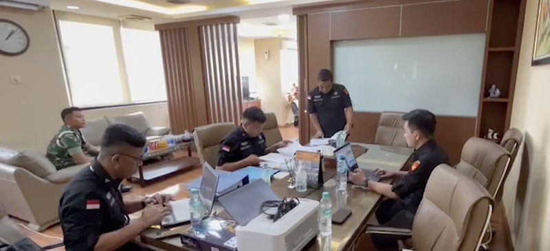 Penggeledahan dan pemeriksaan berkas kasus impor gula. (Dok Kejagung)