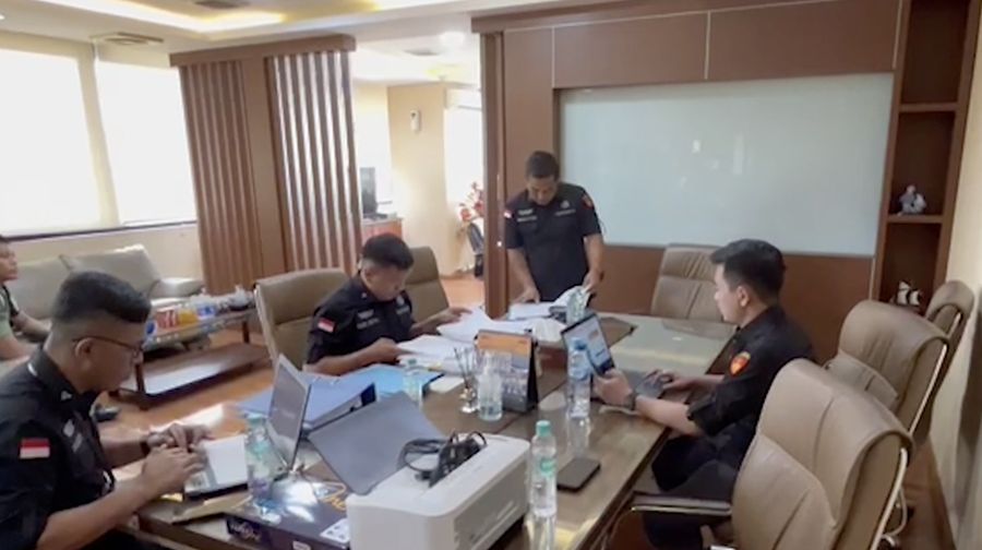 Penggeledahan dan pemeriksaan berkas kasus impor gula. (Dok Kejagung)