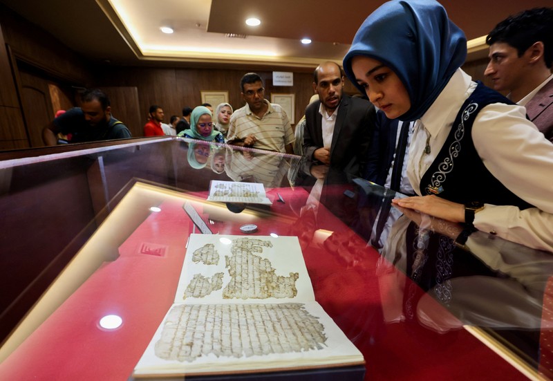 Salinan Alquran langka yang telah dipulihkan, yang dianggap sebagai salah satu salinan kitab suci tertua di dunia dan berasal dari abad pertama Hijriah, menurut Perpustakaan dan Arsip Nasional Mesir, dipajang di Perpustakaan dan Arsip Nasional Mesir, di Kairo, Mesir 27 September 2023. Salinan Alquran langka yang telah dipulihkan, yang dianggap sebagai salah satu salinan kitab suci tertua di dunia dan berasal dari abad pertama Hijriah, menurut Perpustakaan dan Arsip Nasional Mesir, dipajang di Perpustakaan dan Arsip Nasional Mesir, di Kairo, Mesir 27 September 2023. (REUTERS/Mohamed Abd El Ghany)