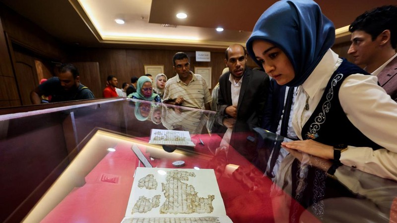 Salinan Alquran langka yang telah dipulihkan, yang dianggap sebagai salah satu salinan kitab suci tertua di dunia dan berasal dari abad pertama Hijriah, menurut Perpustakaan dan Arsip Nasional Mesir, dipajang di Perpustakaan dan Arsip Nasional Mesir, di Kairo, Mesir 27 September 2023. (REUTERS/Mohamed Abd El Ghany)