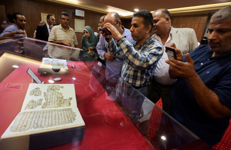 Salinan Alquran langka yang telah dipulihkan, yang dianggap sebagai salah satu salinan kitab suci tertua di dunia dan berasal dari abad pertama Hijriah, menurut Perpustakaan dan Arsip Nasional Mesir, dipajang di Perpustakaan dan Arsip Nasional Mesir, di Kairo, Mesir 27 September 2023. Salinan Alquran langka yang telah dipulihkan, yang dianggap sebagai salah satu salinan kitab suci tertua di dunia dan berasal dari abad pertama Hijriah, menurut Perpustakaan dan Arsip Nasional Mesir, dipajang di Perpustakaan dan Arsip Nasional Mesir, di Kairo, Mesir 27 September 2023. (REUTERS/Mohamed Abd El Ghany)